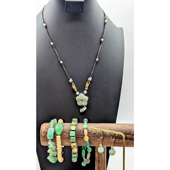Mixed Lot of Green Stone Theme Jewelry 1 Necklace 4 Bracelets 1 Pr Earrings - Picture 12 of 12